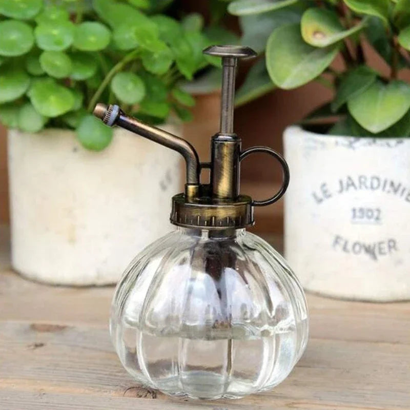 Vintage Glas Gießkanne mit Messing Drucksprüher für Pflanzen