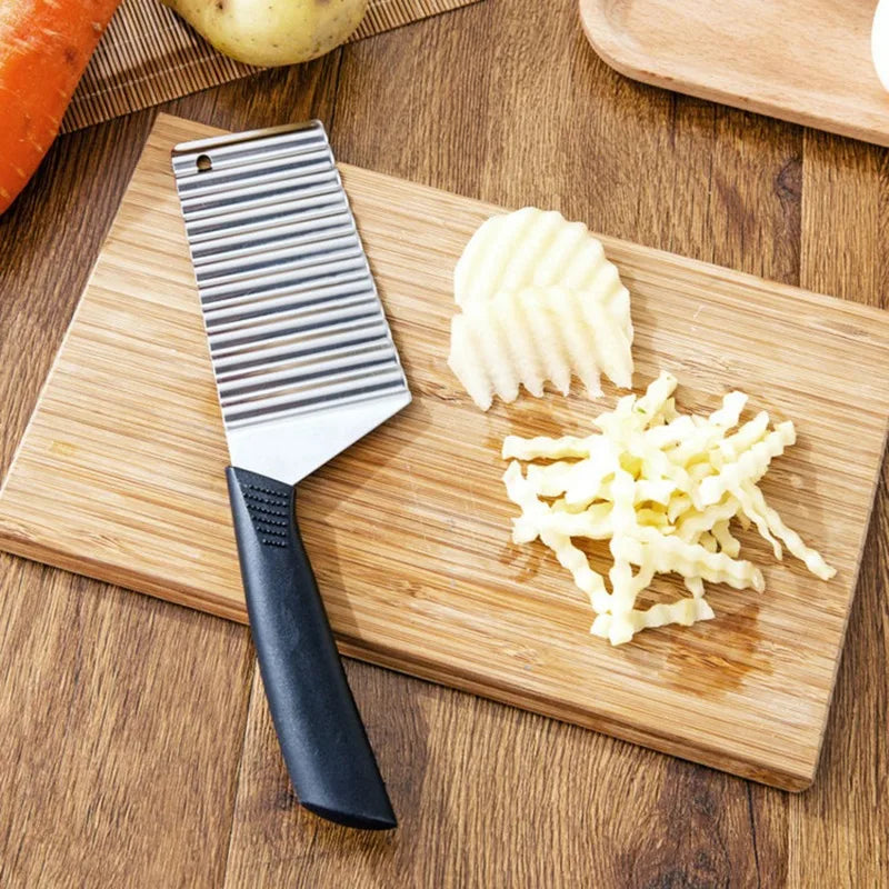 Perfekter Crinkle Slicer: Edelstahl Kartoffel - Gemüse Schneider mit Anti-Rutschgriff