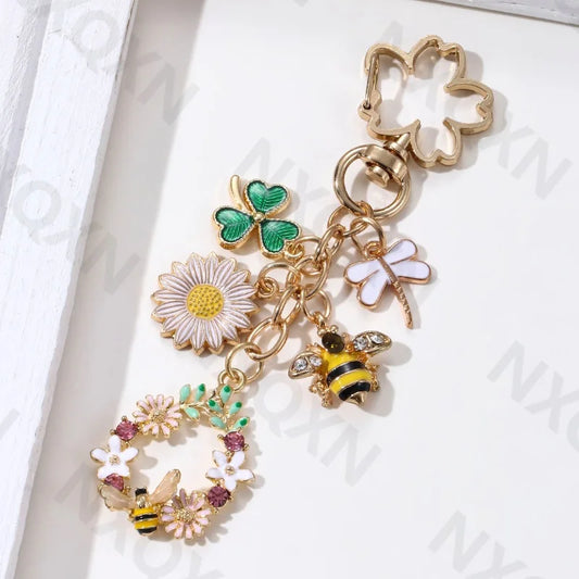 Handgefertigter Emaille-Schlüsselanhänger mit Insekten- und Pflanzenmotiv