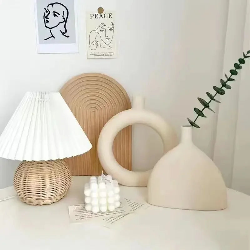 Moderne einfache Keramik Kunst Vase mit getrockneten Blumenarrangement