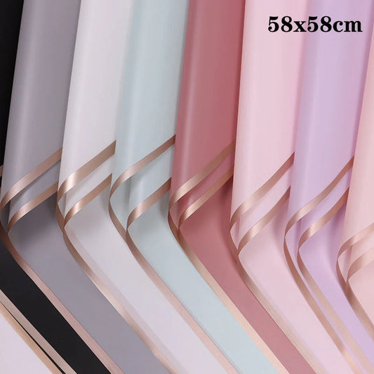 Elegantes Blumiges Geschenkpapier mit Goldrand für besondere Anlässe