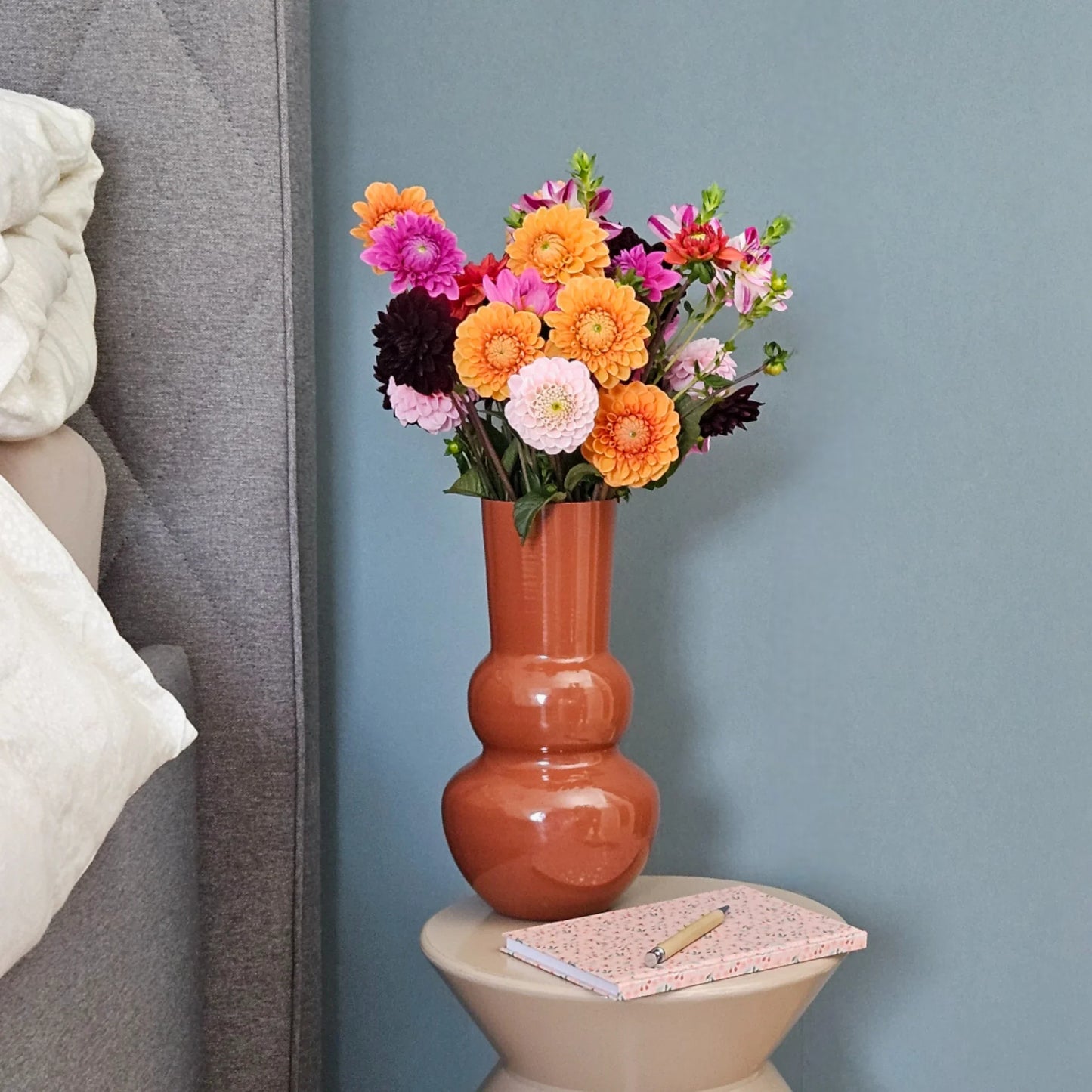 Große Metall Blumenvase im Retro Design als stilvolles Dekoobjekt