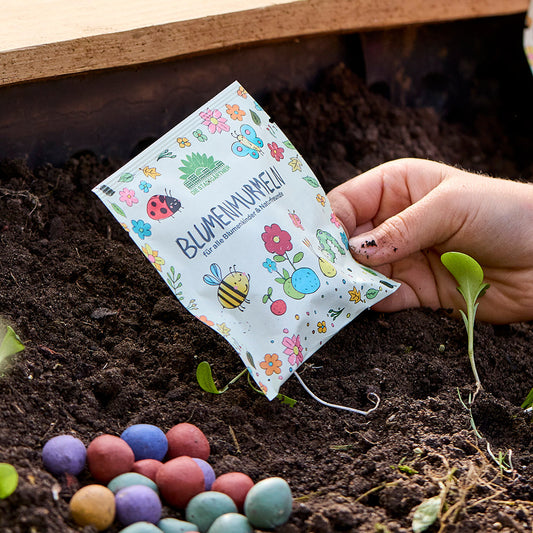 Farbenfrohe Blumenmurmeln als kreative Spielbegleiter im Alltag