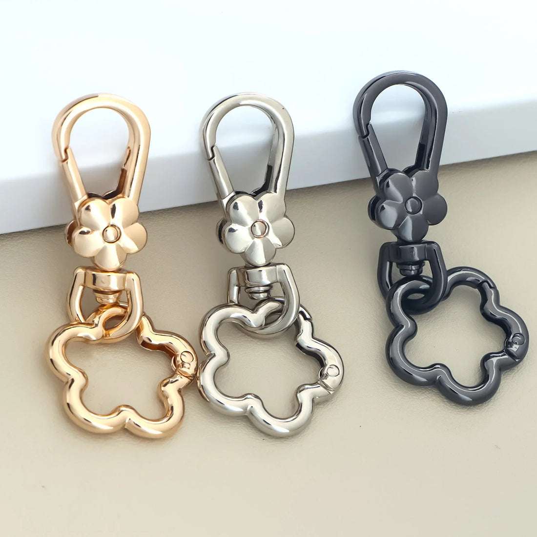 Stylische Karabiner Verschlüsse mit Blumen Design für Ihren Alltag