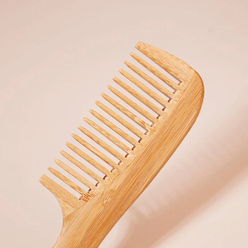 Natürliche Haarpracht: So entwirrst du sanft und ohne Frizz