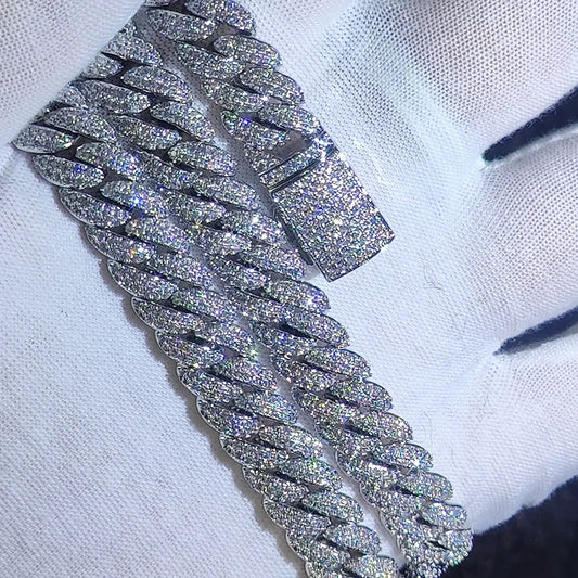Warum die 10mm Kubanische Gliederkette mit AAA Zirkon mehr als nur ein Schmuckaccessoire ist