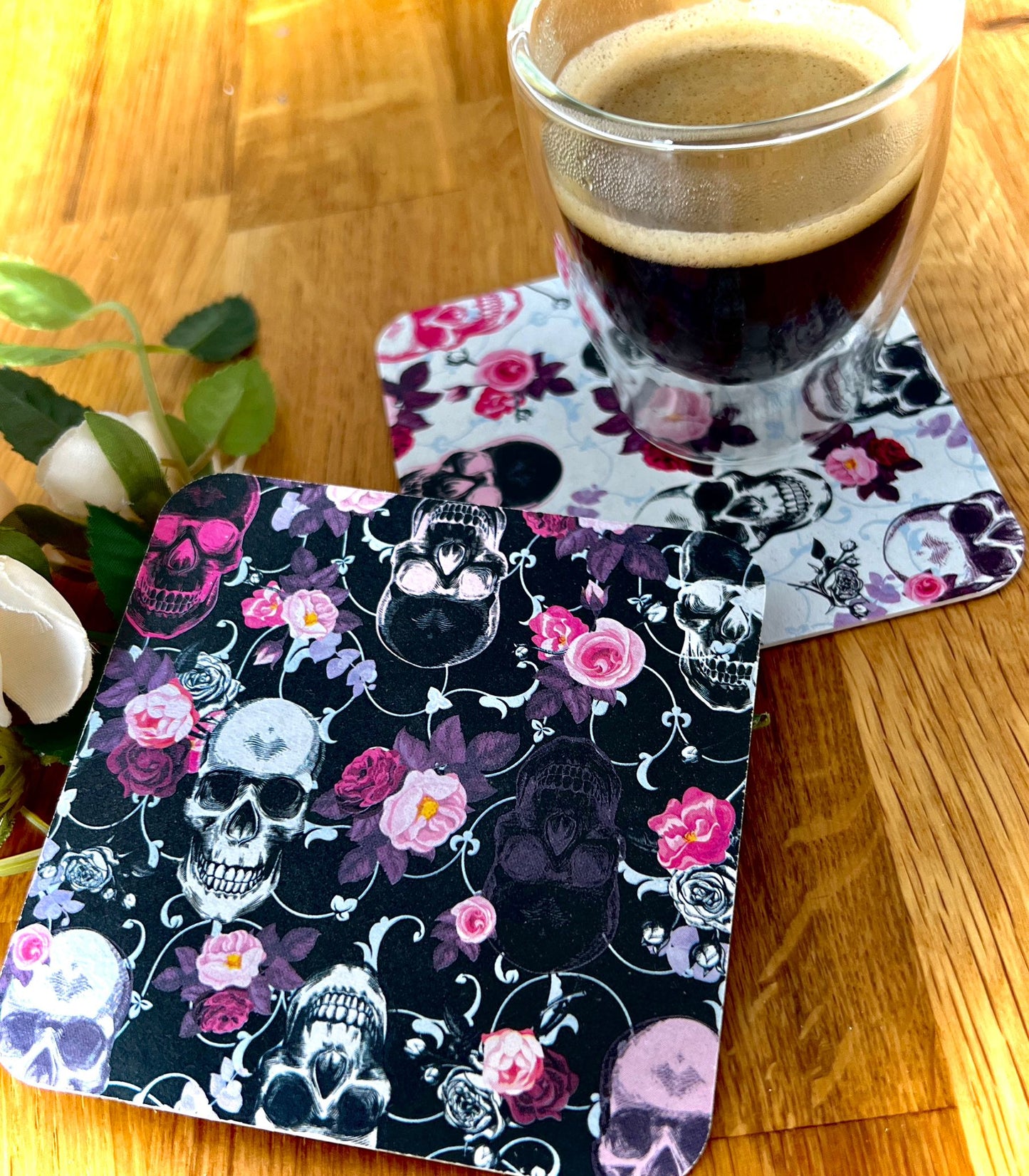 Bierdeckel mit Design Totenkopf - Untersetzer mit Totenköpfen im Rockabilly Stil - 50 Stück