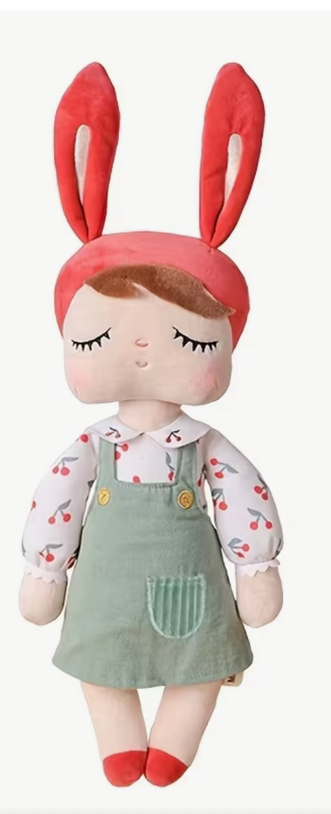 Weiche Kuschelpuppe mit Hasenohren als liebevolles Geschenk