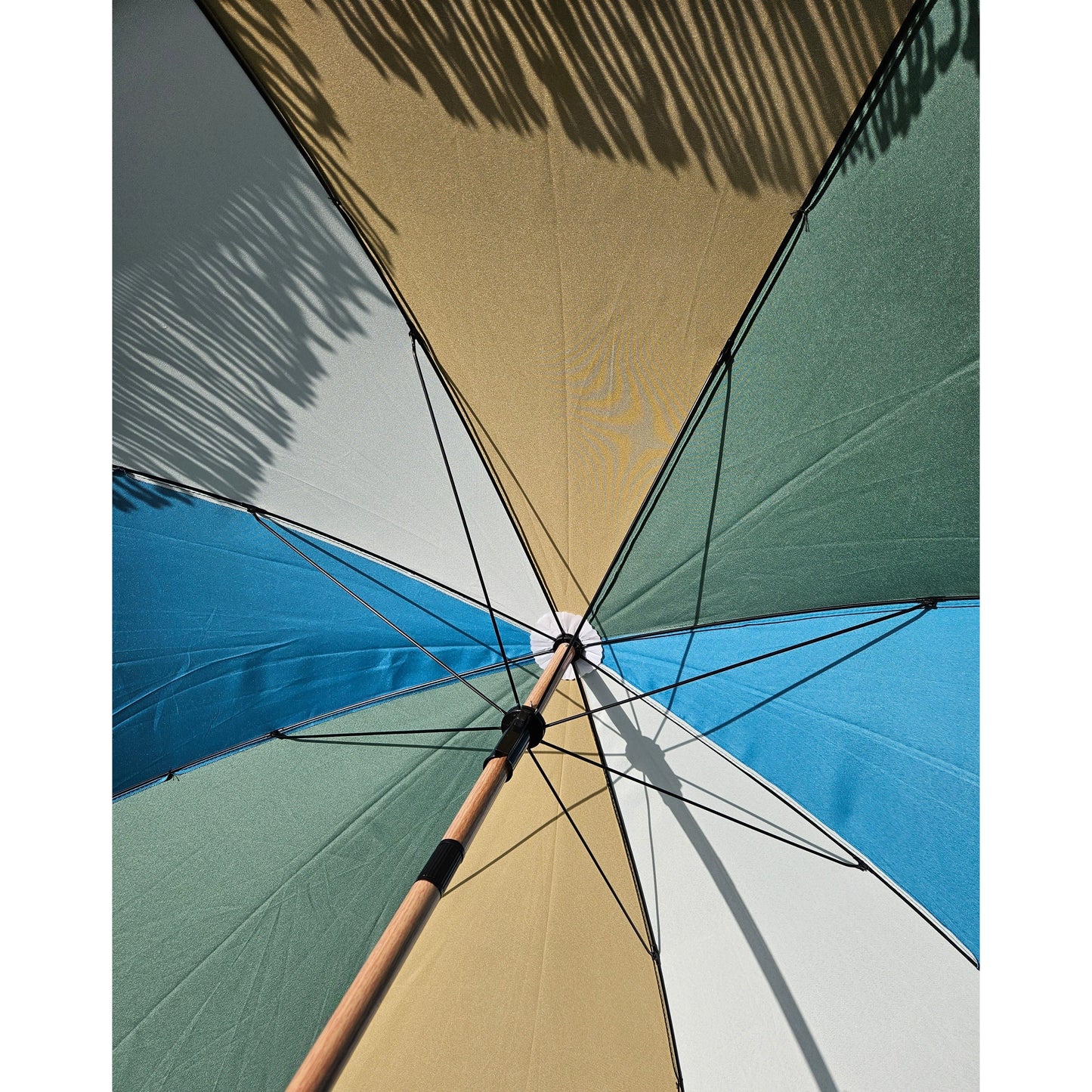 Knickbarer Sonnenschirm mit UV Schutz 30 und 170 cm Durchmesser