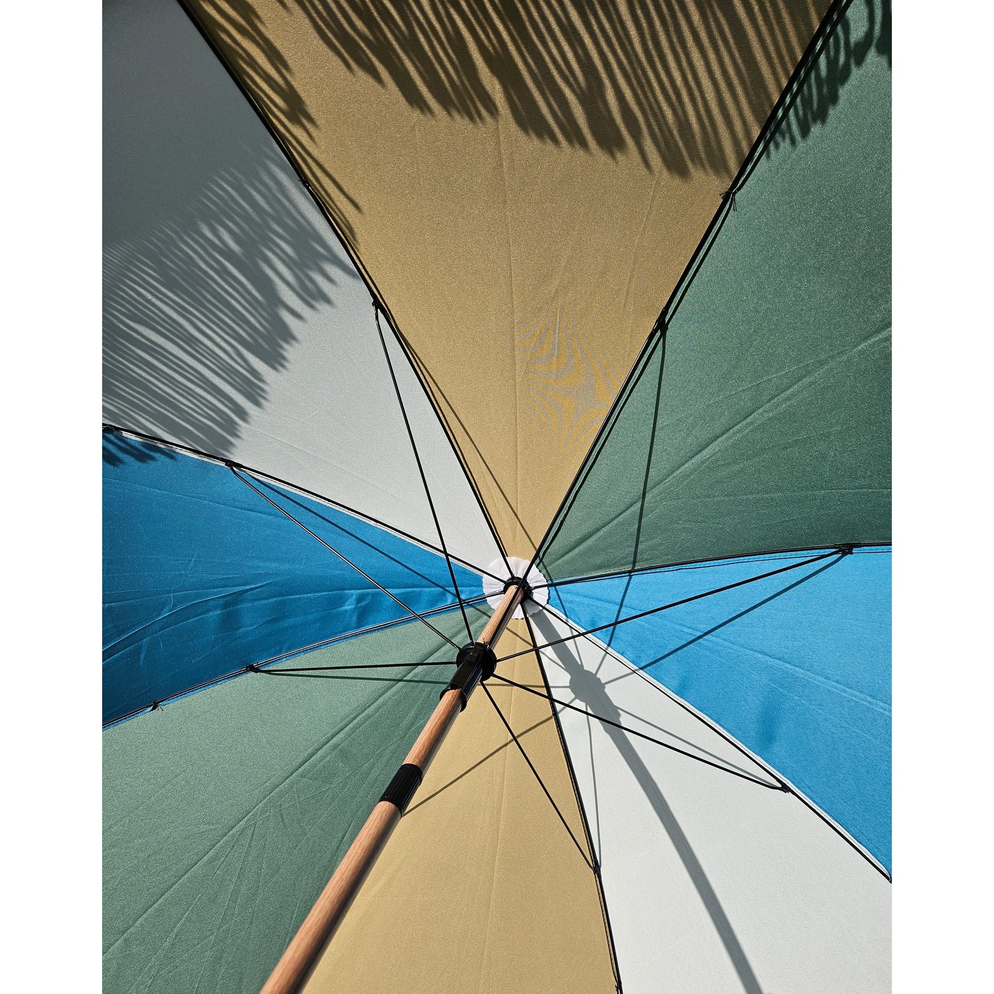 Knickbarer Sonnenschirm mit UV Schutz 30 und 170 cm Durchmesser