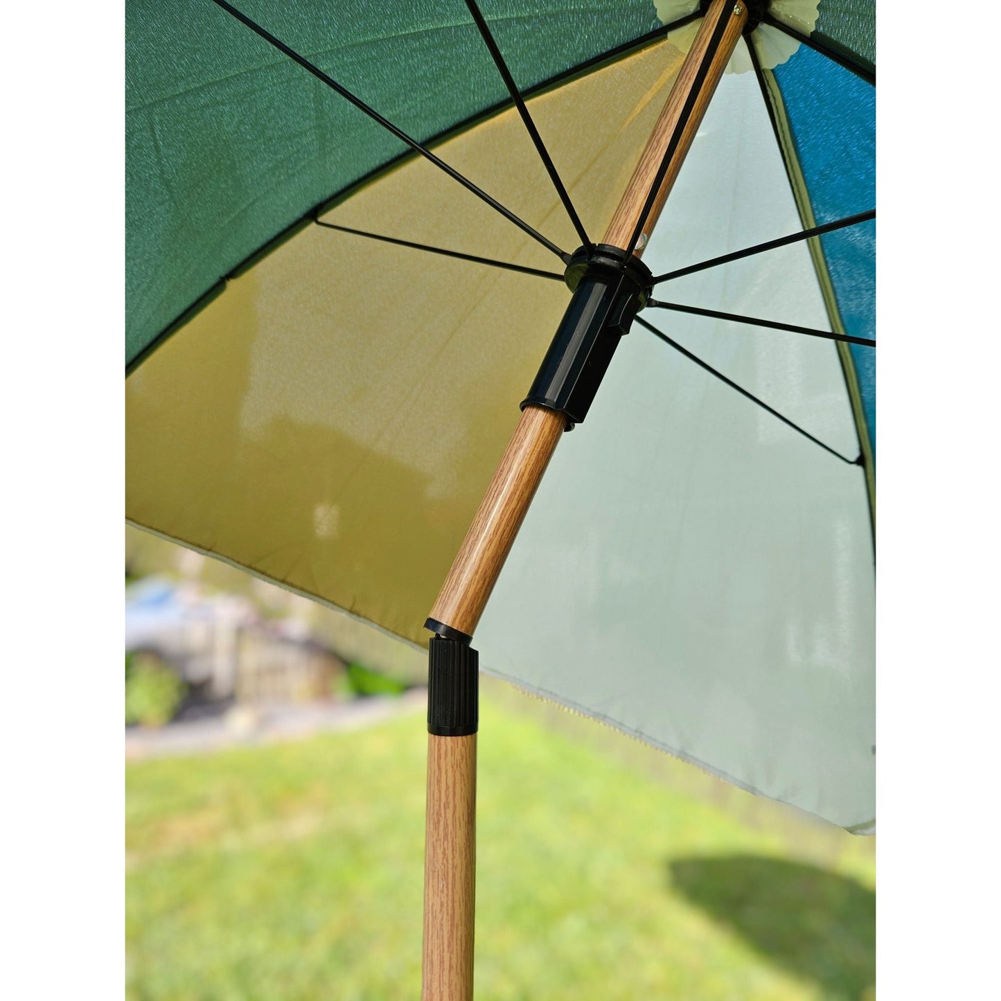 Knickbarer Sonnenschirm mit UV Schutz 30 und 170 cm Durchmesser