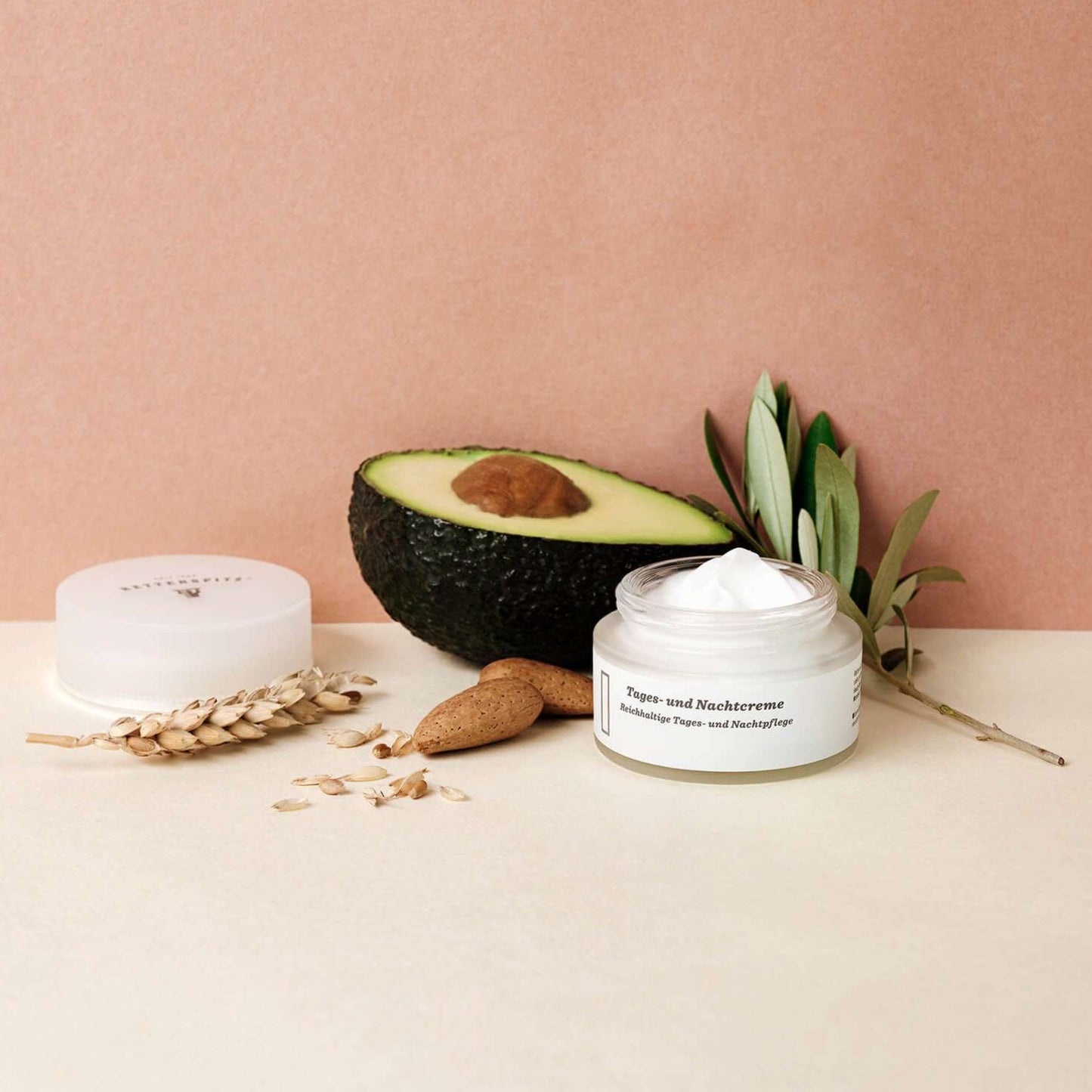 Intensive Tages und Nachtcreme für 24 Stunden Feuchtigkeit