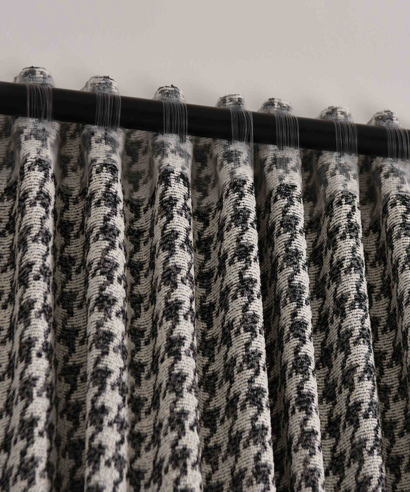 2er Set Vorhänge HxB 245x140 cm Creme Schwarz Hahnentritt-Muster »PARIS« Flexible Multiband Aufhängung Elegant Pflegeleicht 2023320-2-gardinenbox.de