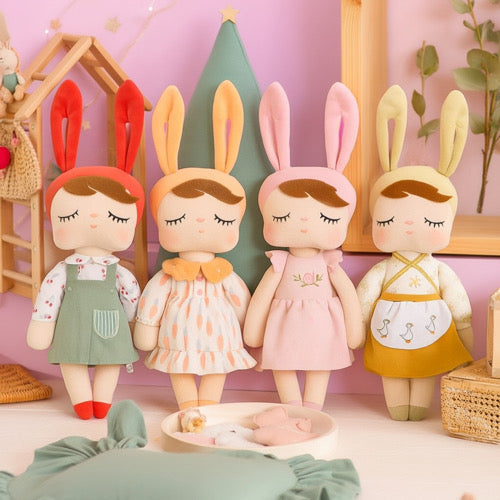 Weiche Kuschelpuppe mit Hasenohren als liebevolles Geschenk