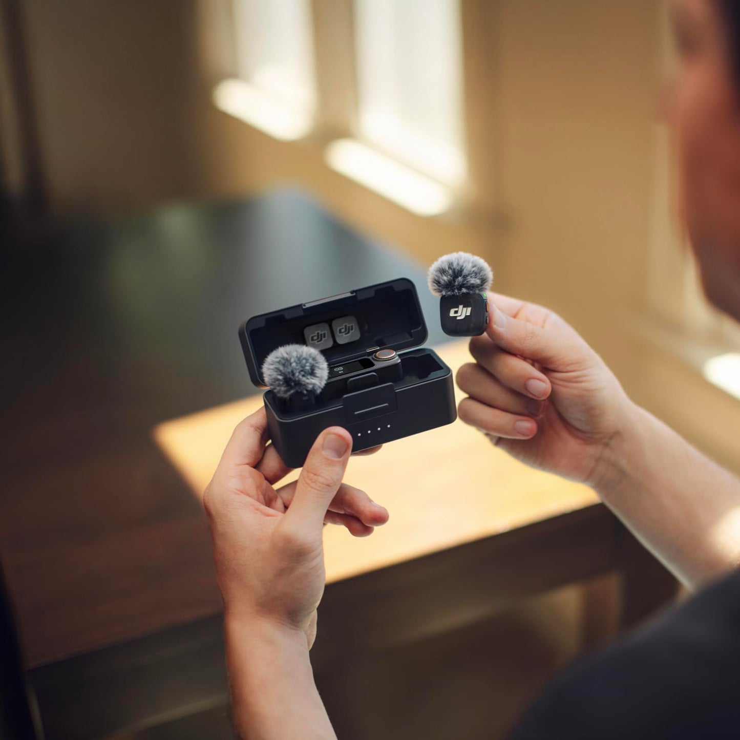 DJI Mic 3 (2 Sender + 1 Empfänger + Ladeschale), Funkmikrofon für iPhone/Kamera/Android, Ultraleicht, Adaptive Gain-Steuerung für ausgewogene Lautstärke, 28 Std. Nutzung, Vlog