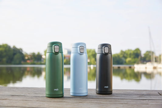 Emsa N21517 Travel Mug Light Isolierbecher, Fassungsvermögen: 0,4 L, extra-schlankes Format, Leichtgewicht, Edelstahl, Klappverschlusssystem, 100% dicht, 8h heiß/16h kalt, Schwarz