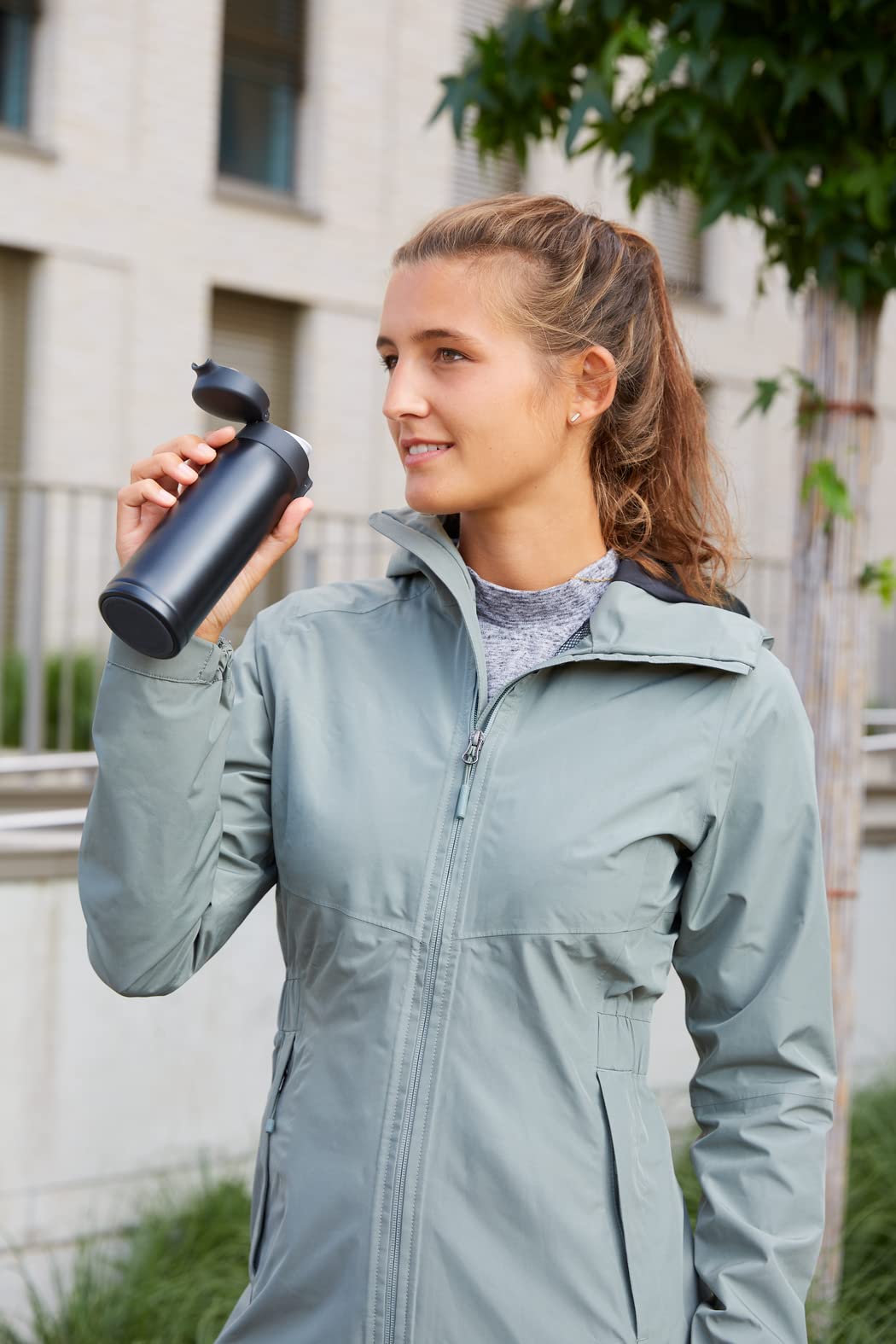 Emsa N21517 Travel Mug Light Isolierbecher, Fassungsvermögen: 0,4 L, extra-schlankes Format, Leichtgewicht, Edelstahl, Klappverschlusssystem, 100% dicht, 8h heiß/16h kalt, Schwarz