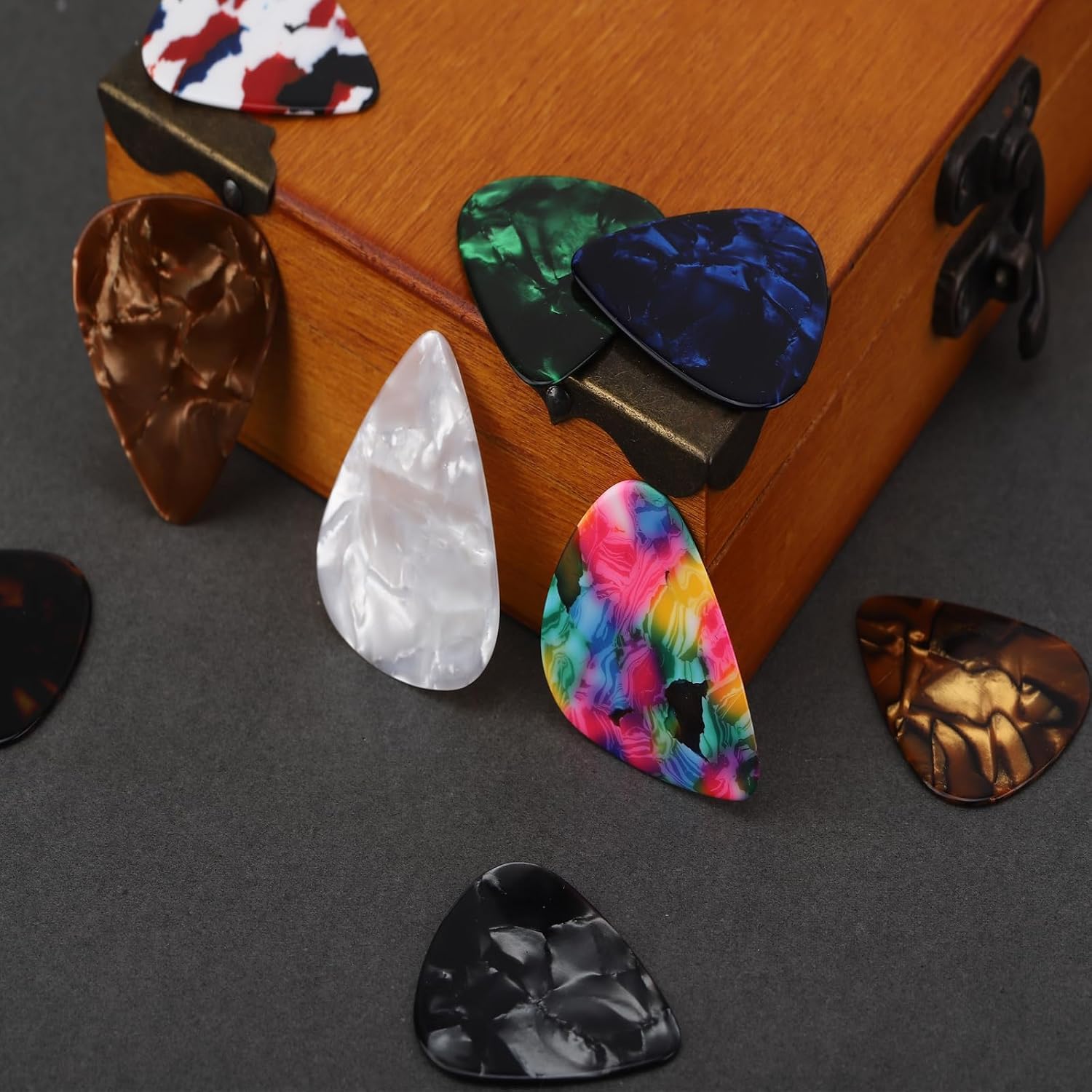 24er Set Zelluloid Plektren Verschiedene Stärken für Gitarre Ukulele Bass-Picko