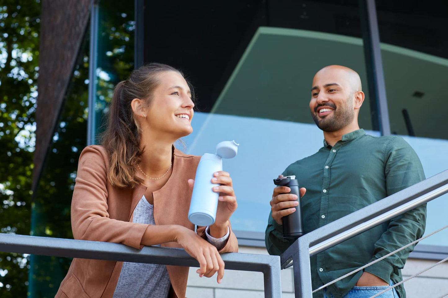 Emsa N21517 Travel Mug Light Isolierbecher, Fassungsvermögen: 0,4 L, extra-schlankes Format, Leichtgewicht, Edelstahl, Klappverschlusssystem, 100% dicht, 8h heiß/16h kalt, Schwarz