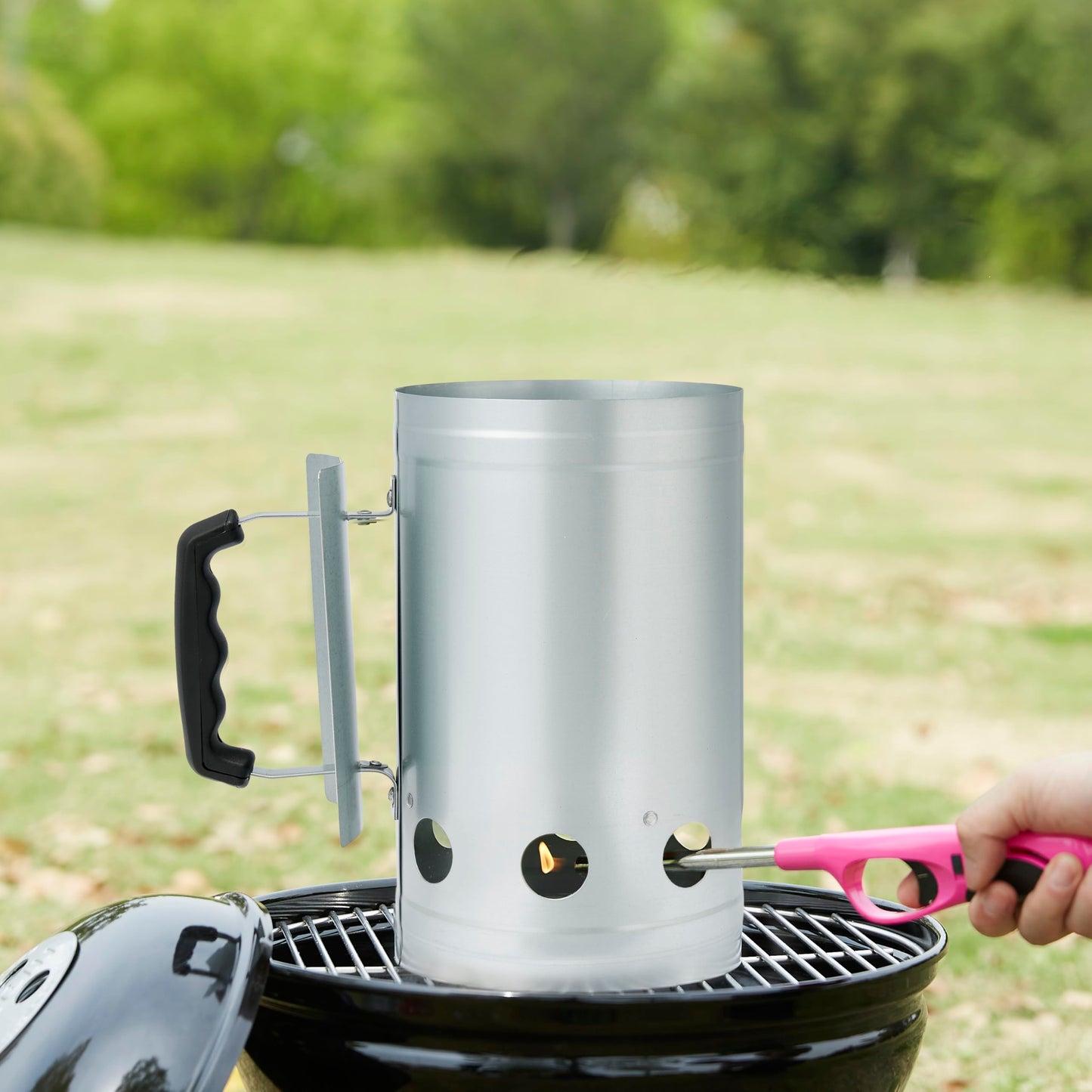 Amazon Basics Anzündkamin aus Verzinktem Stahl, Kohlekamin für Grill und Feuerstellen, Silberfarben