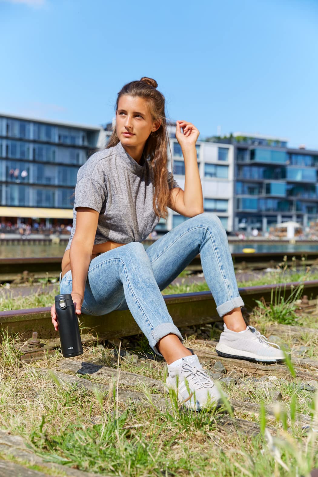 Emsa N21517 Travel Mug Light Isolierbecher, Fassungsvermögen: 0,4 L, extra-schlankes Format, Leichtgewicht, Edelstahl, Klappverschlusssystem, 100% dicht, 8h heiß/16h kalt, Schwarz