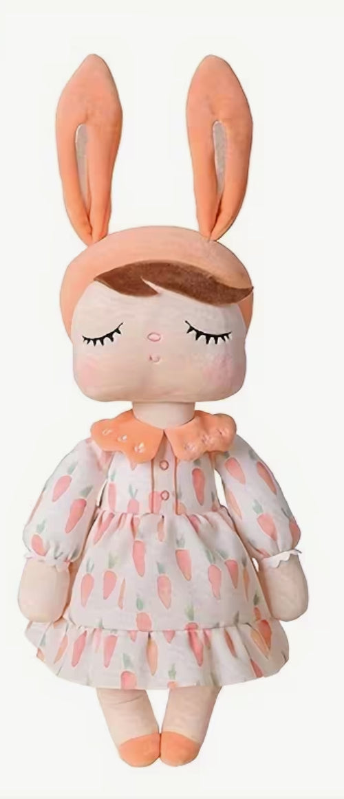 Weiche Kuschelpuppe mit Hasenohren als liebevolles Geschenk