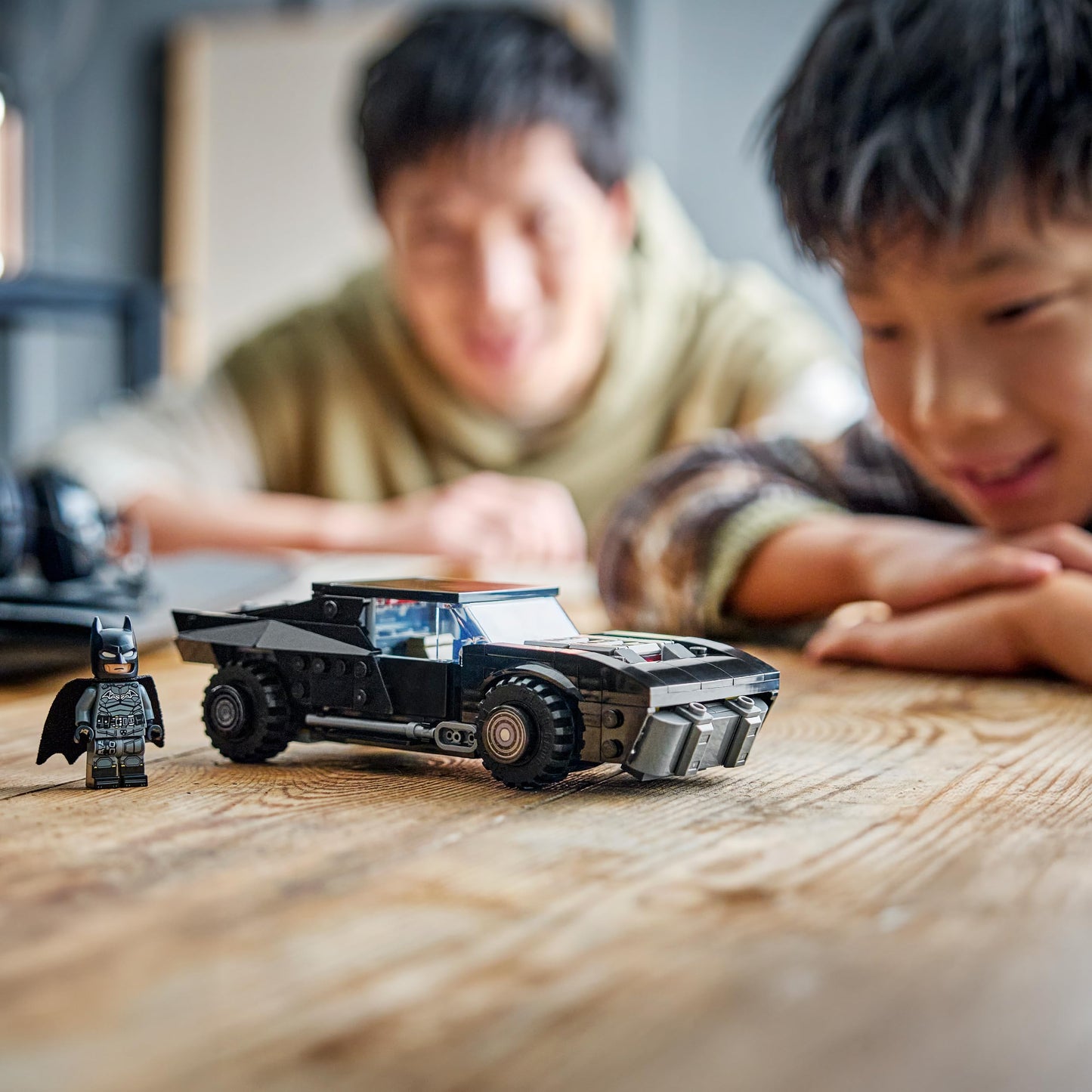 LEGO DC Batman: The Batman Batmobil - Kinder Spielzeug - Spielset mit Modellauto und Superhelden Minifigur für Kinder ab 9 Jahren - Kreatives Geschenk für Jungen, Mädchen und Fans - 76332
