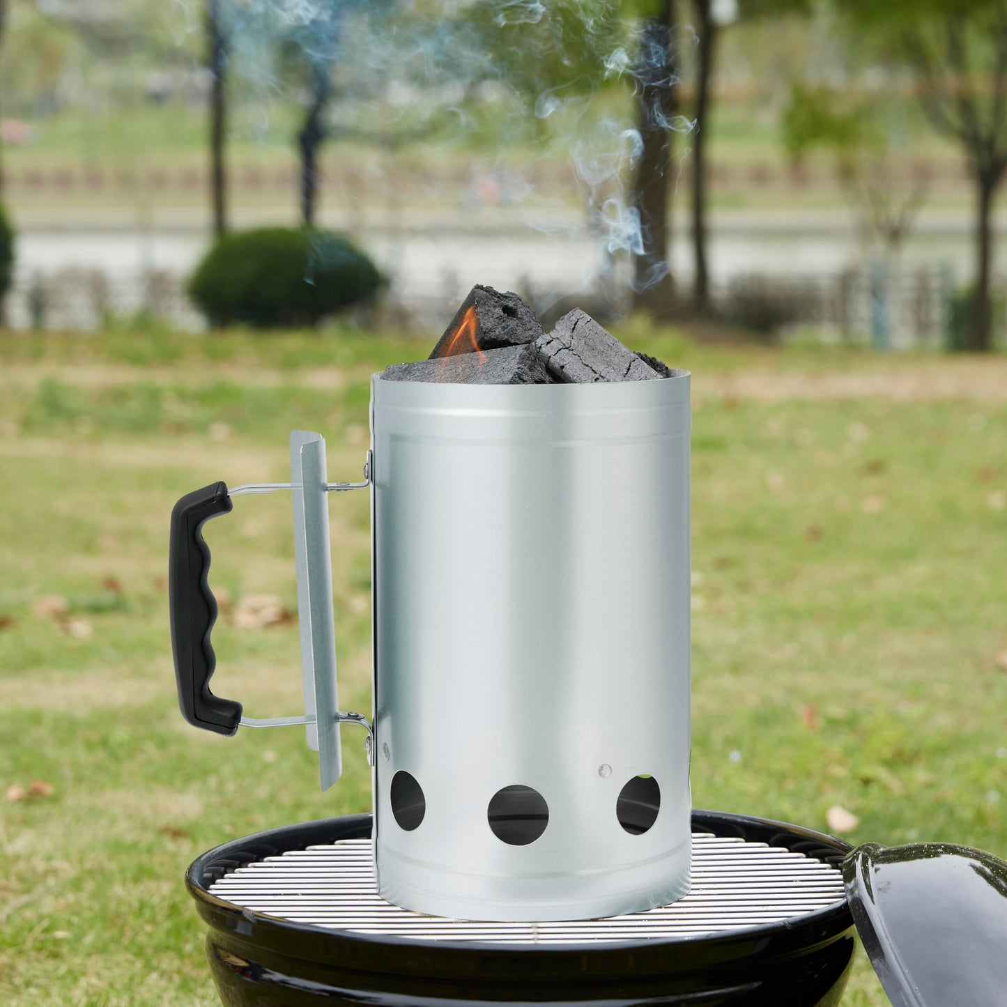 Amazon Basics Anzündkamin aus Verzinktem Stahl, Kohlekamin für Grill und Feuerstellen, Silberfarben