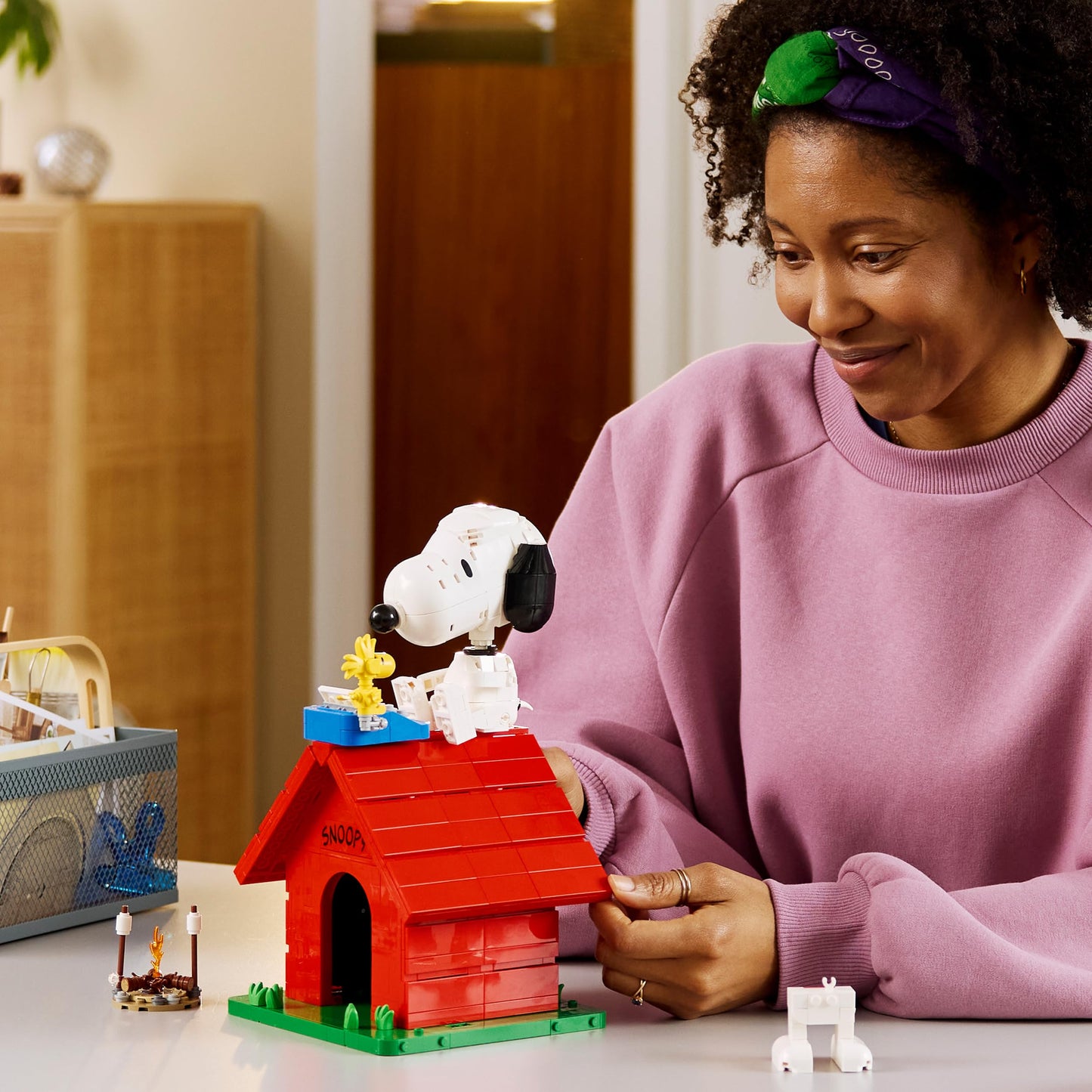 LEGO Ideas Peanuts: Snoopys Hundehütte - Modellbau für Erwachsene Snoopy und Woodstock Figuren - DIY Deko für Schreibtisch oder Regal - Geschenkidee für Fans - 21368