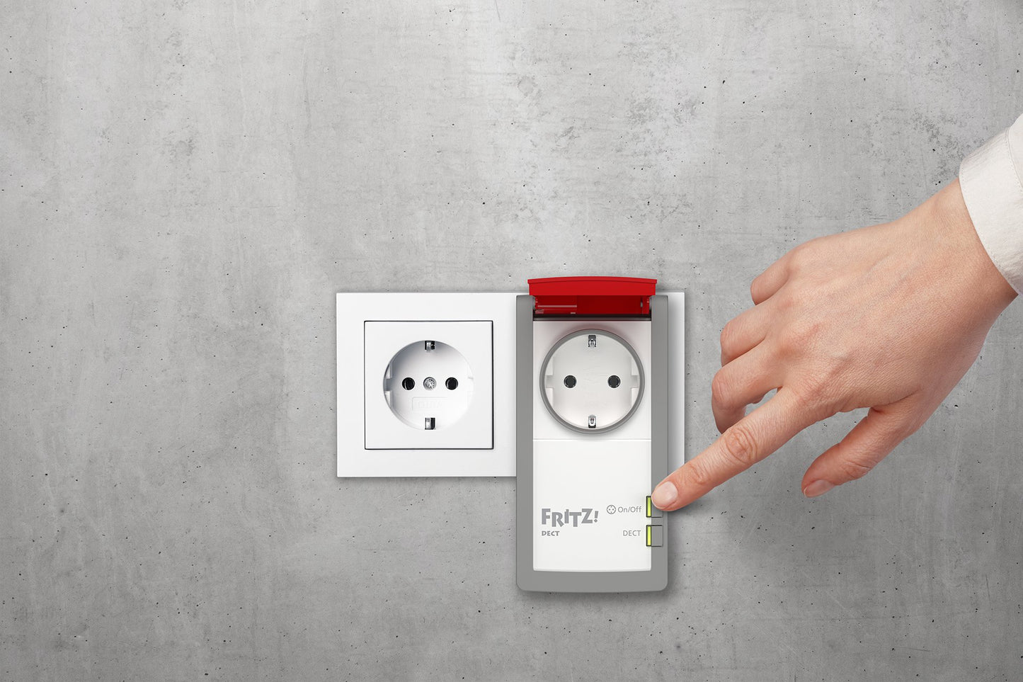 FRITZ!DECT 210 (Intelligente Steckdose für Smart Home, steuerbar zum Energie sparen, mit Spritzwasserschutz (IP 44) für Einsatz im Außenbereich)