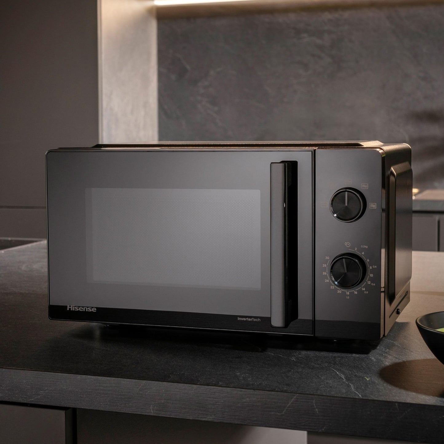Hisense H20MOBP1HI Mikrowelle /20 L /700W /InverterTech/Keramikbeschichtung/Premium Glas/Maßgeschneidert, Mehrphasiges Kochen/Auftaufunktion/5 Leistungsstufen/Kindersicherung/Schwarz