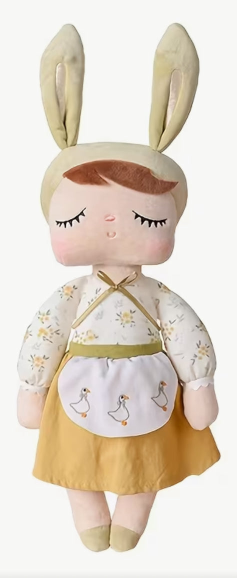 Weiche Kuschelpuppe mit Hasenohren als liebevolles Geschenk