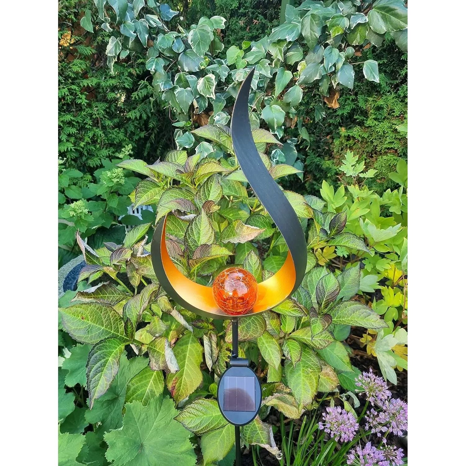 Solarleuchte mit beleuchteter Glaskugel aus Metall 90 cm hoch