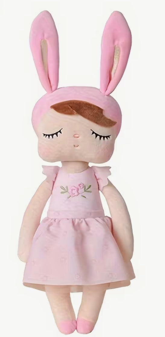 Weiche Kuschelpuppe mit Hasenohren als liebevolles Geschenk