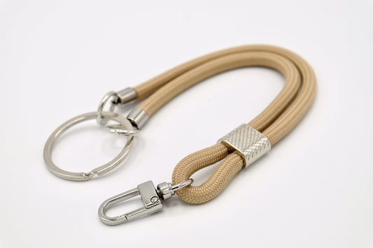 Eleganter handgefertigter Schlüsselanhänger mit Karabiner in Beige-29drops