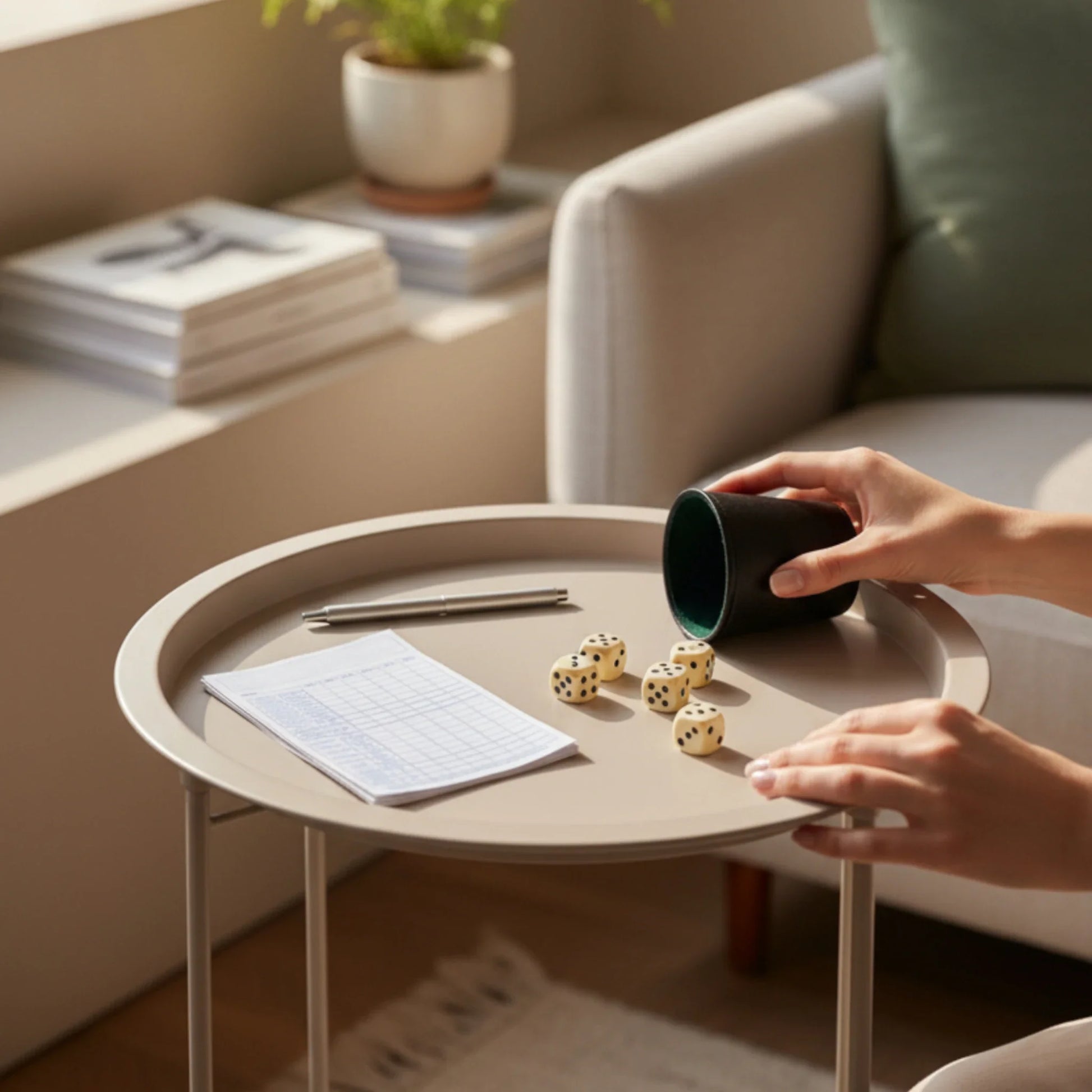 Flexibler Beistelltisch Beige mit Tablettfunktion und klappbar