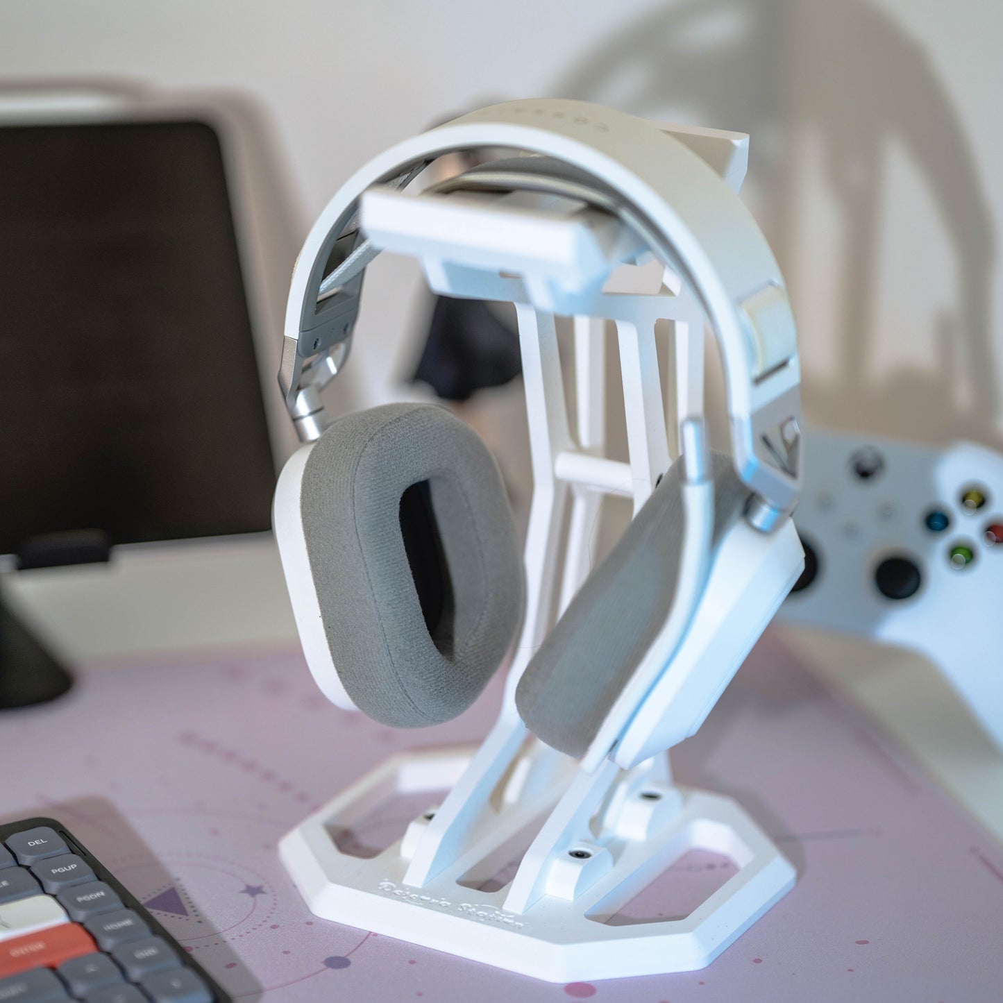 Stylischer Headphone Stand im Industrial Design für Gaming Setups