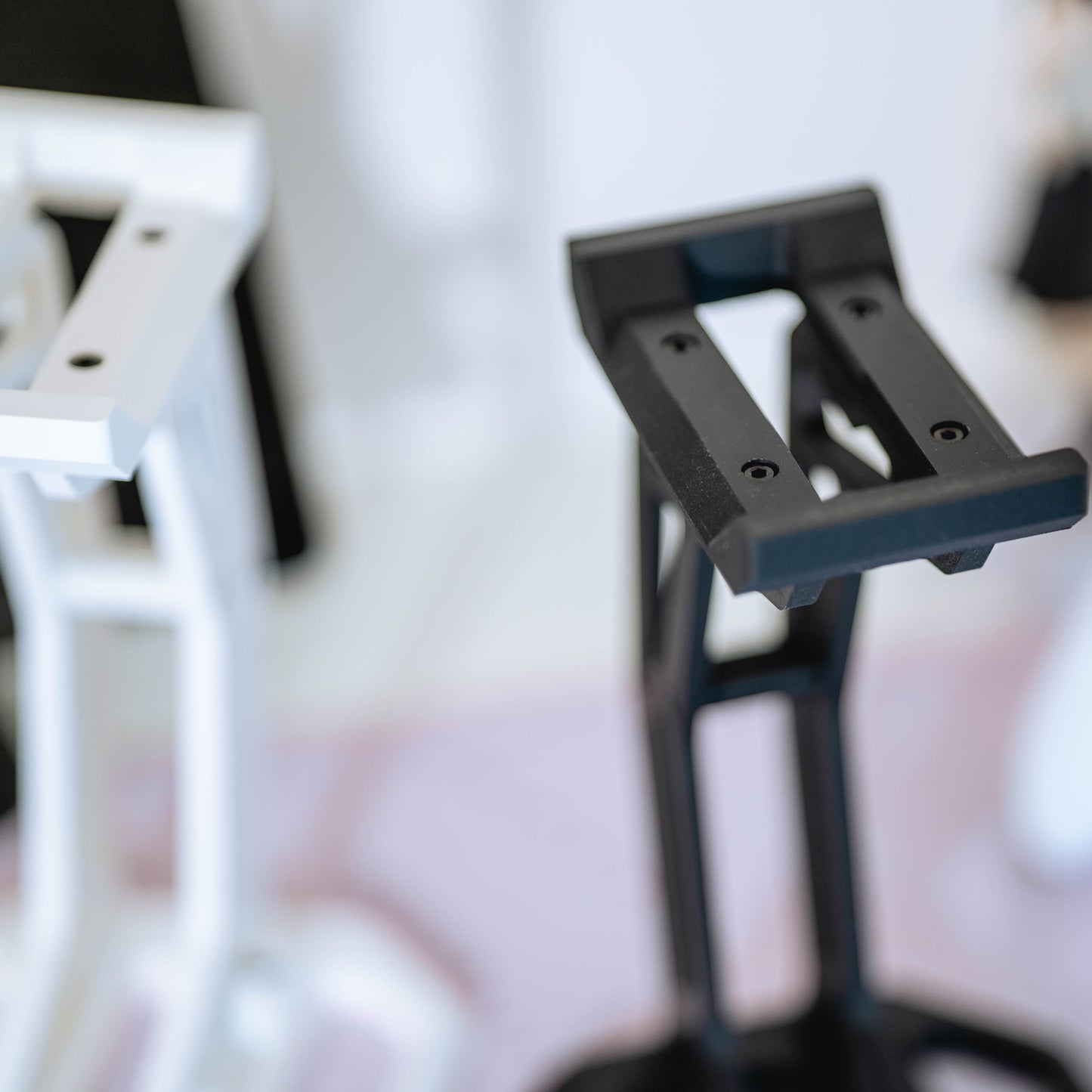 Stylischer Headphone Stand im Industrial Design für Gaming Setups