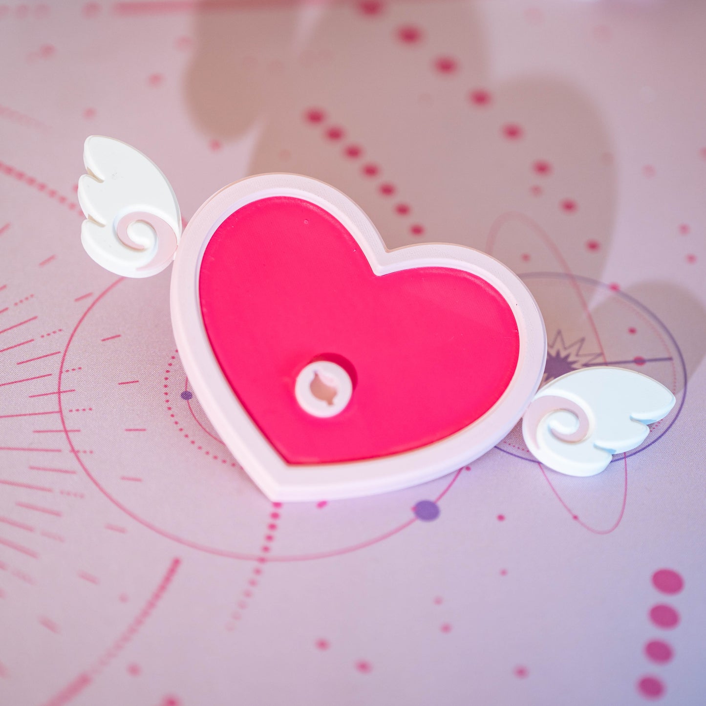 Herzförmiges Accessoire zum Personalisieren von Kopfhörerständern