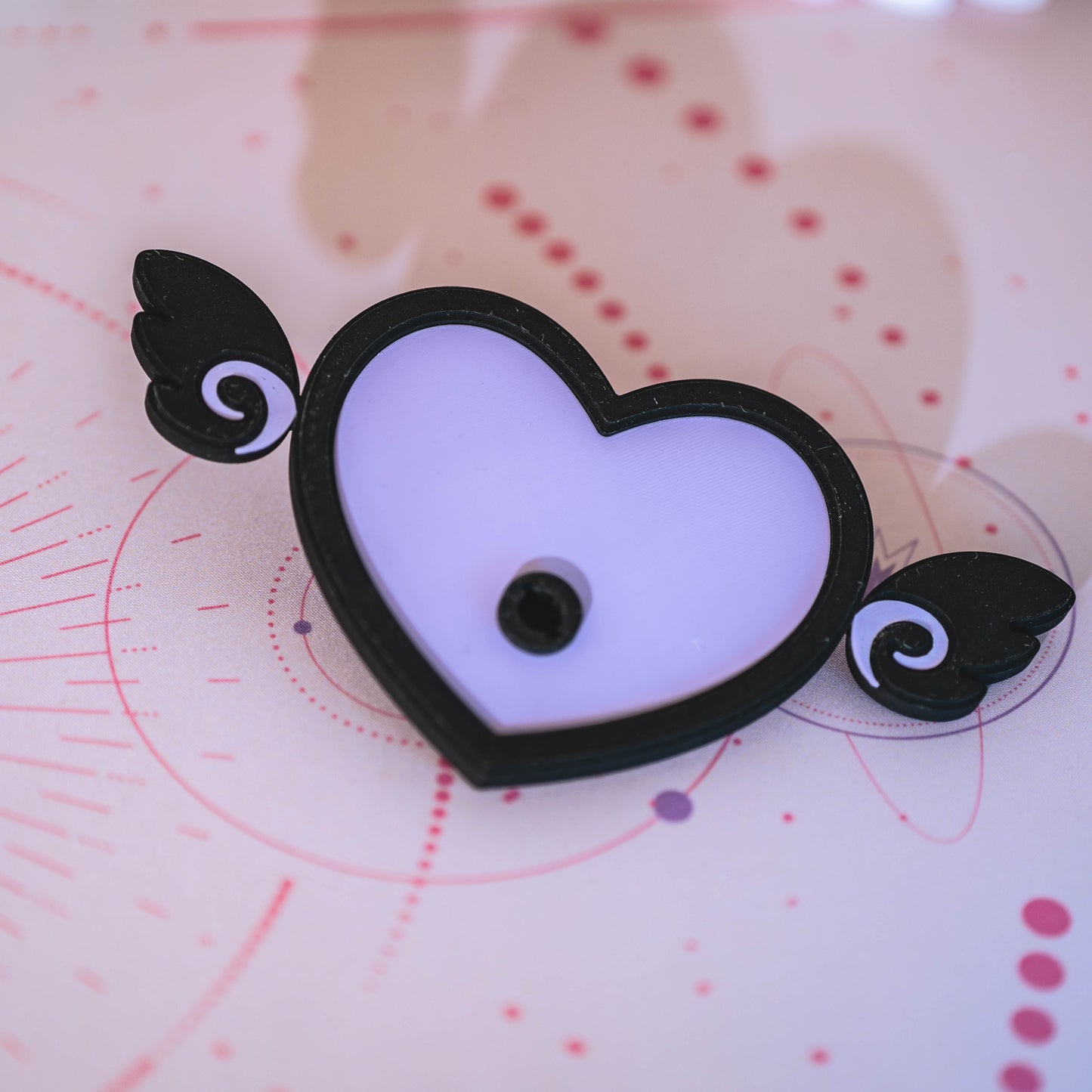 Herzförmiges Accessoire zum Personalisieren von Kopfhörerständern