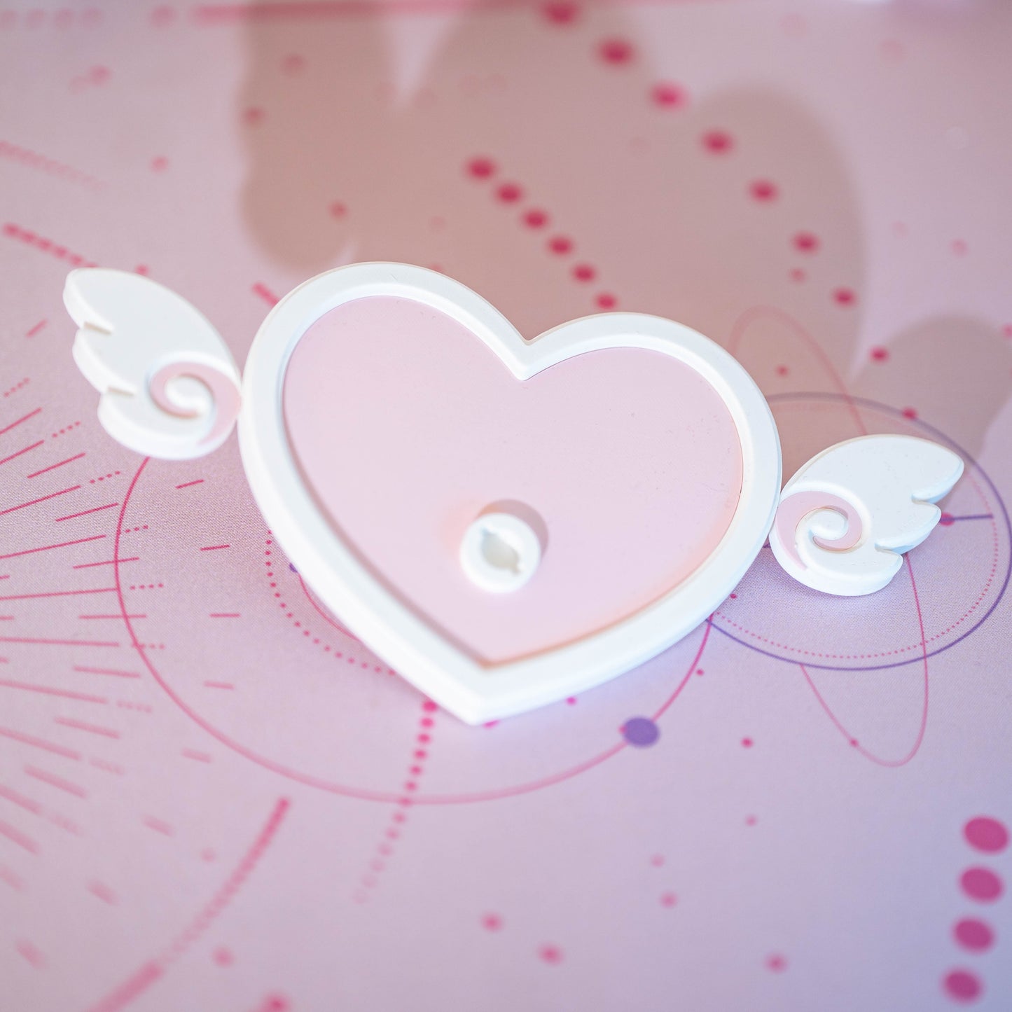 Herzförmiges Accessoire zum Personalisieren von Kopfhörerständern