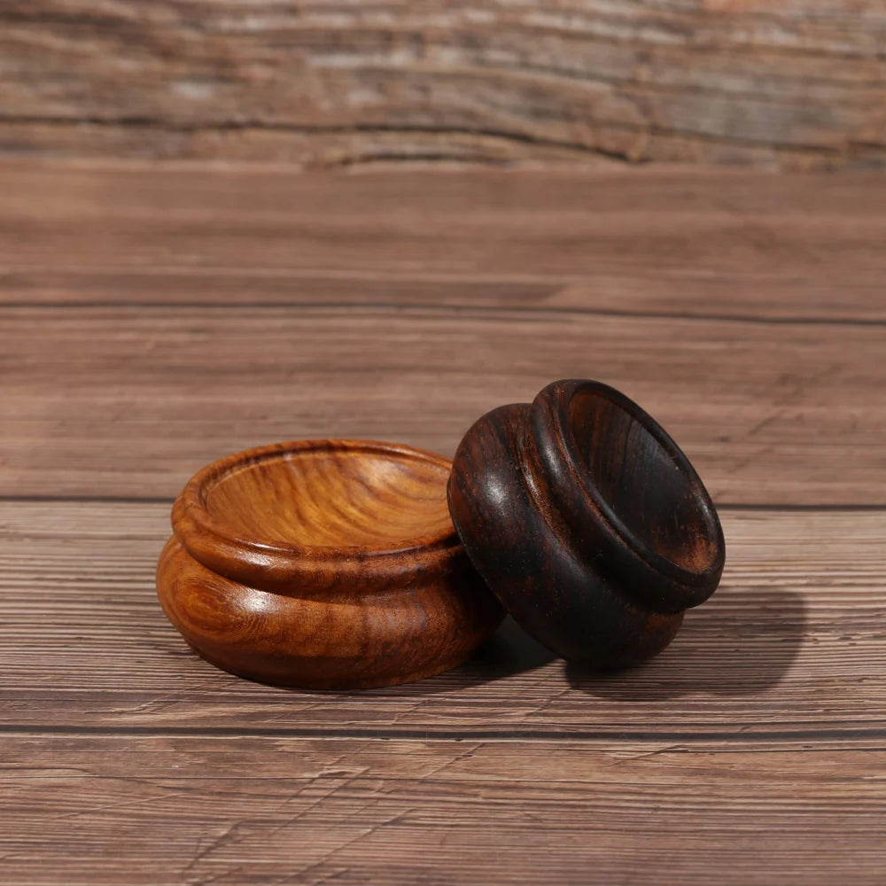 Moderner Holzhalter für Kristallkugeln mit einfacher Handhabung