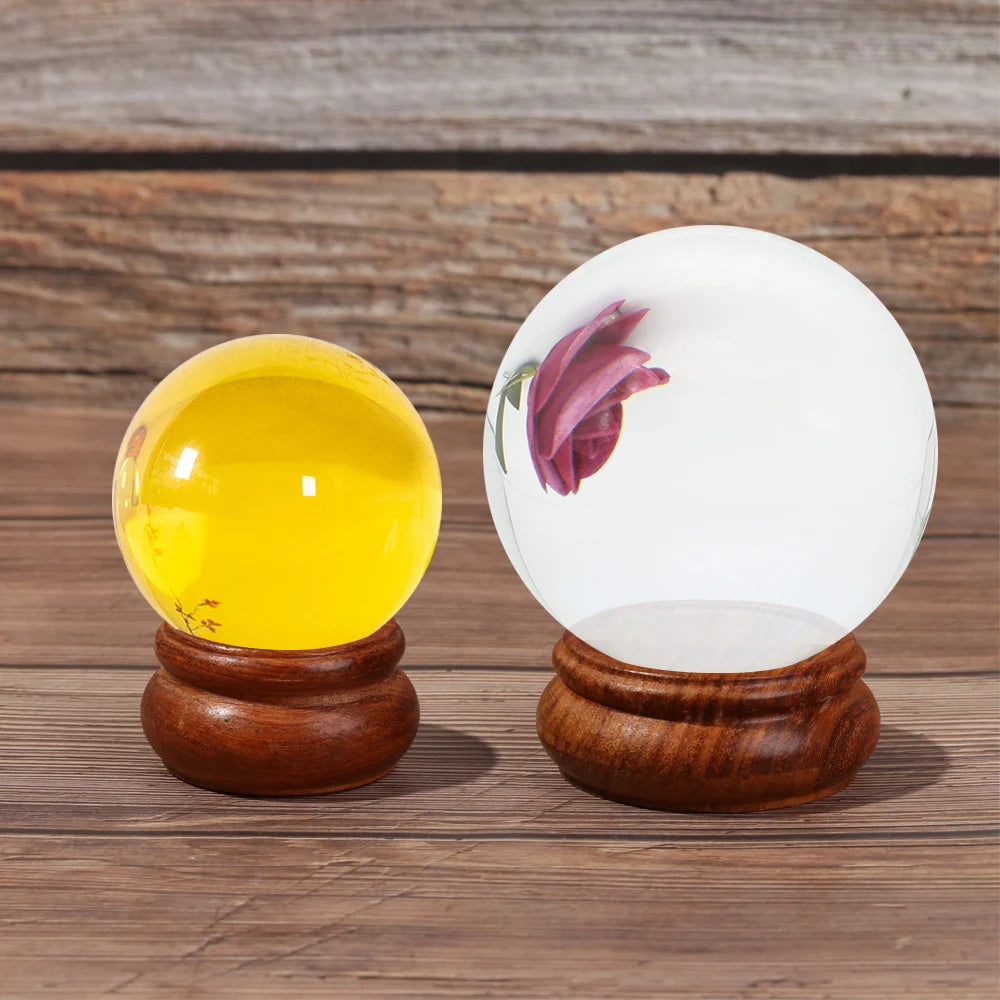 Moderner Holzhalter für Kristallkugeln mit einfacher Handhabung