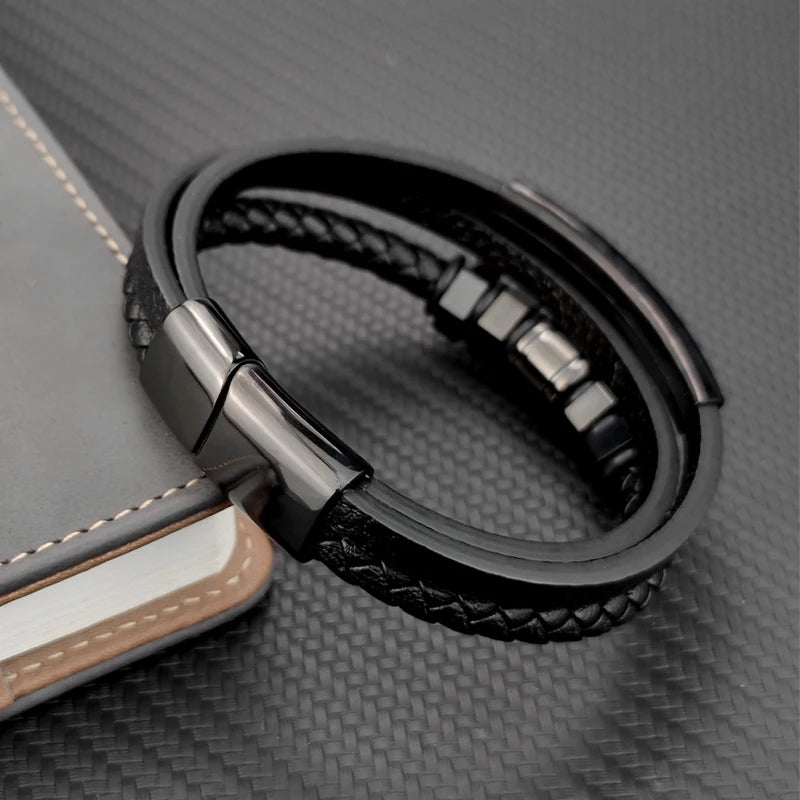 Schwarzes Herren Lederarmband mit klassischem geometrischem Design