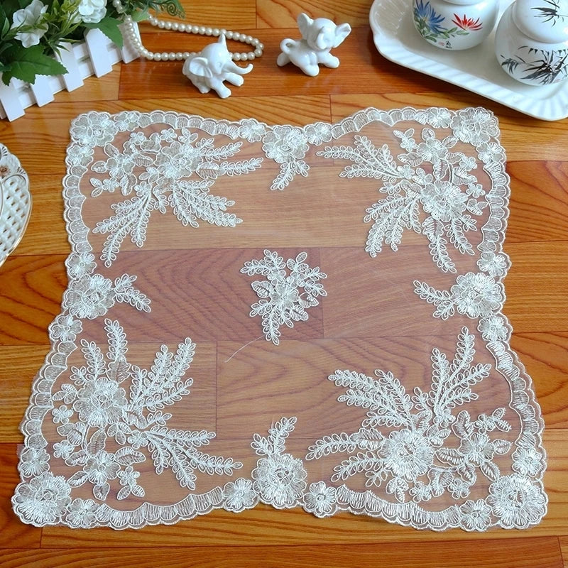 Elegantes Tischset mit europäischer Spitzenstickerei für Heimdekor