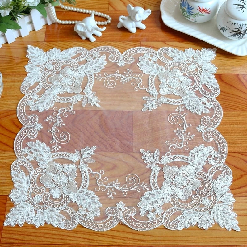 Elegantes Tischset mit europäischer Spitzenstickerei für Heimdekor