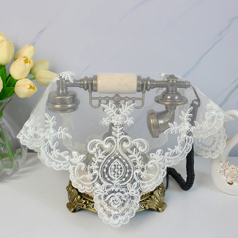 Elegantes Tischset mit europäischer Spitzenstickerei für Heimdekor