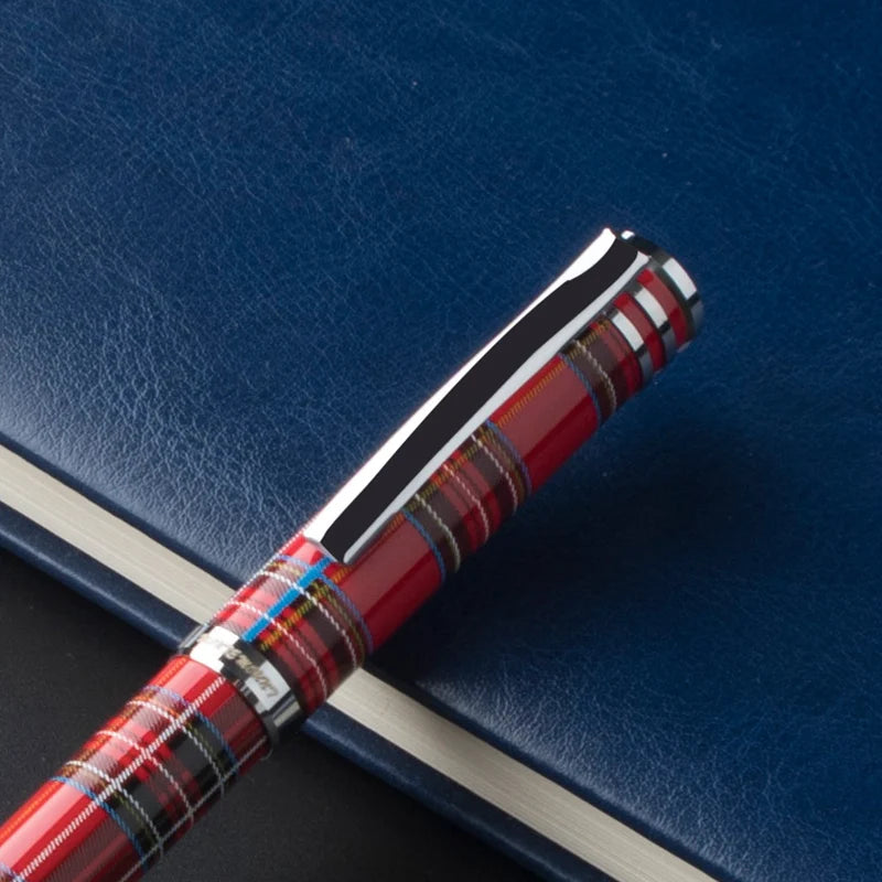 Luxuriöser Metall Kugelschreiber mit Prägemuster und 07mm Schreibspitze