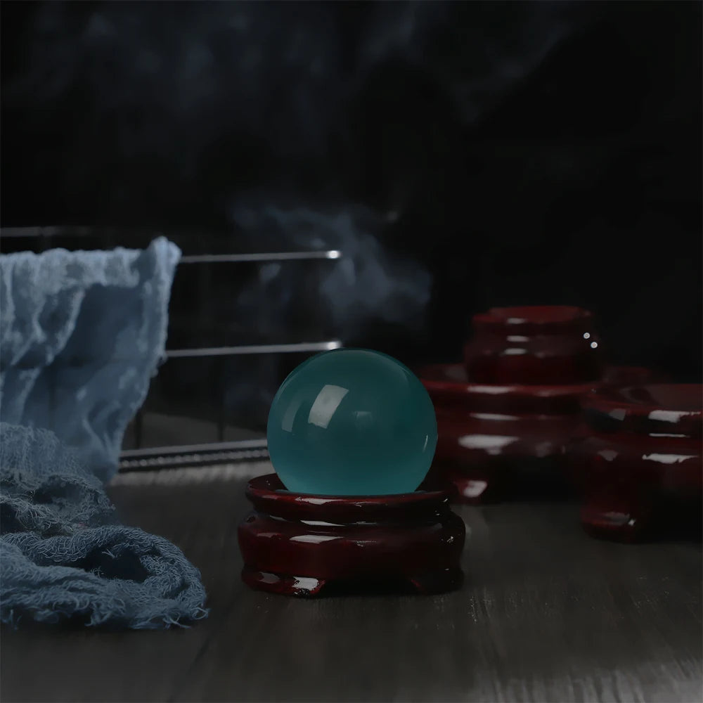 Moderner Holzhalter für Kristallkugeln mit einfacher Handhabung