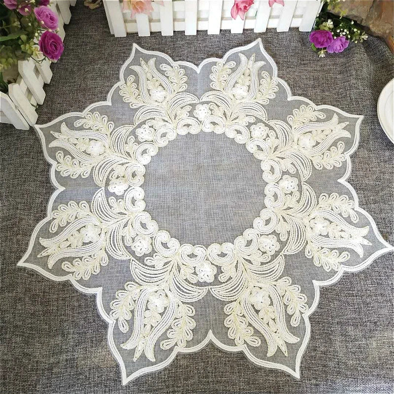 Elegantes Rundes Tischset mit Spitze Stickerei – Vielseitige Deko & Schutz